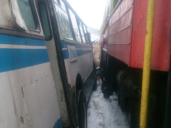 На Донетчине столкнулись автобус и поезд(фото)