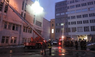 В Киеве на заводе Лепсе произошел пожар: фото