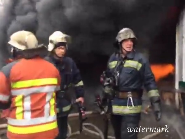 В Киеве загорелись склады с секонд-хендом(видео)