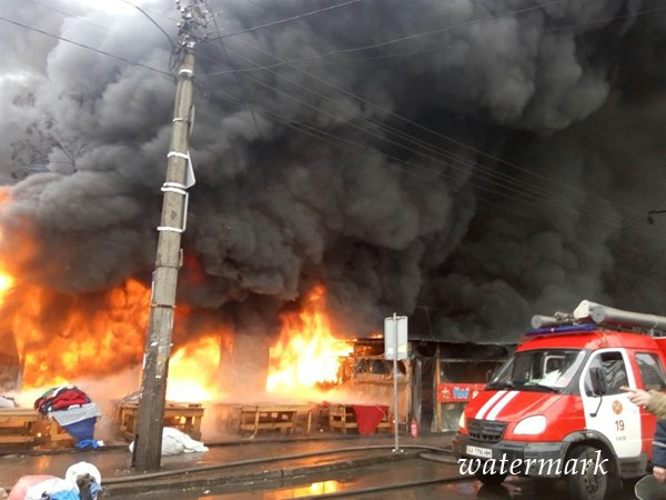 Пожар на «Дарынке» в Киеве потушили(фото)