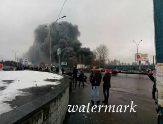 В Киеве горит рынок. Закрыты две станции метро
