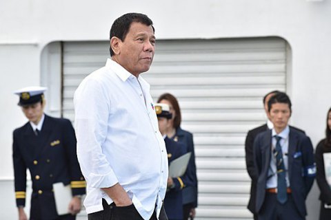 Президент Филиппин пригрозил сбрасывать коррупционеров с вертолета