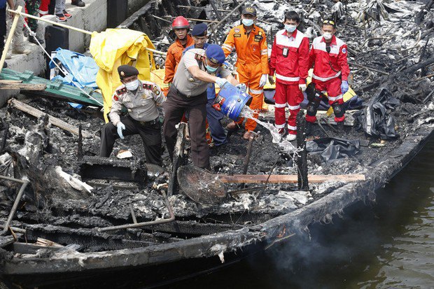 23 человека погибли из-за пожара на пароме в Индонезии